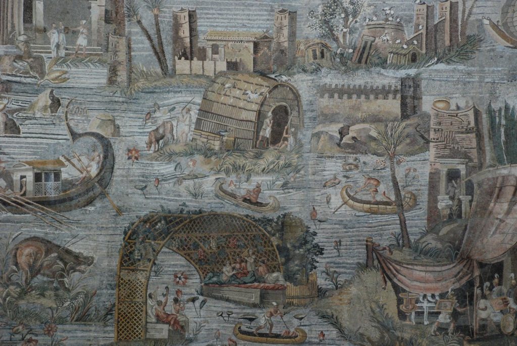 много публично-исторических мероприятий