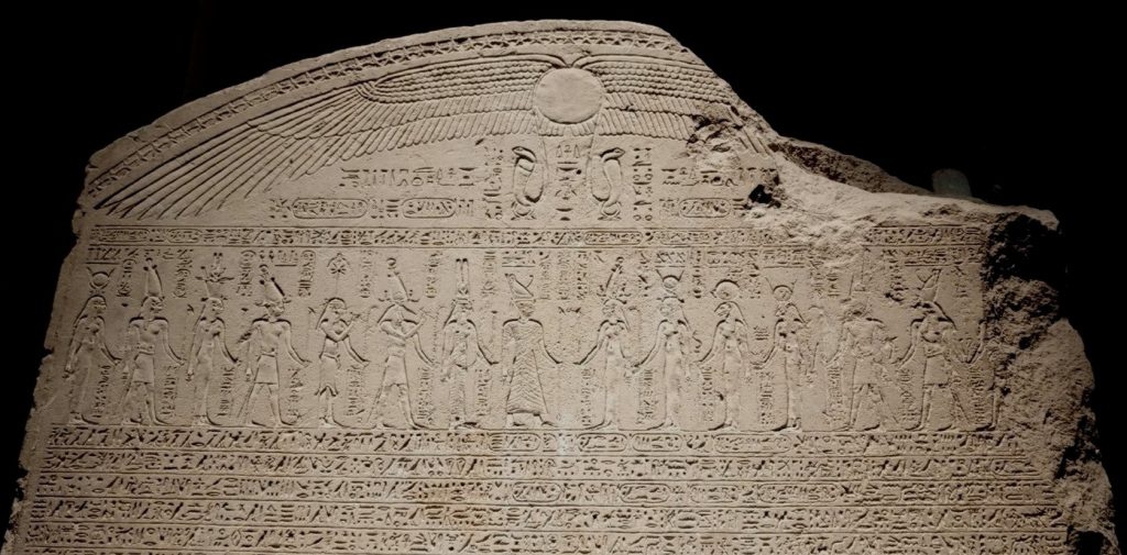 много публично-исторических мероприятий